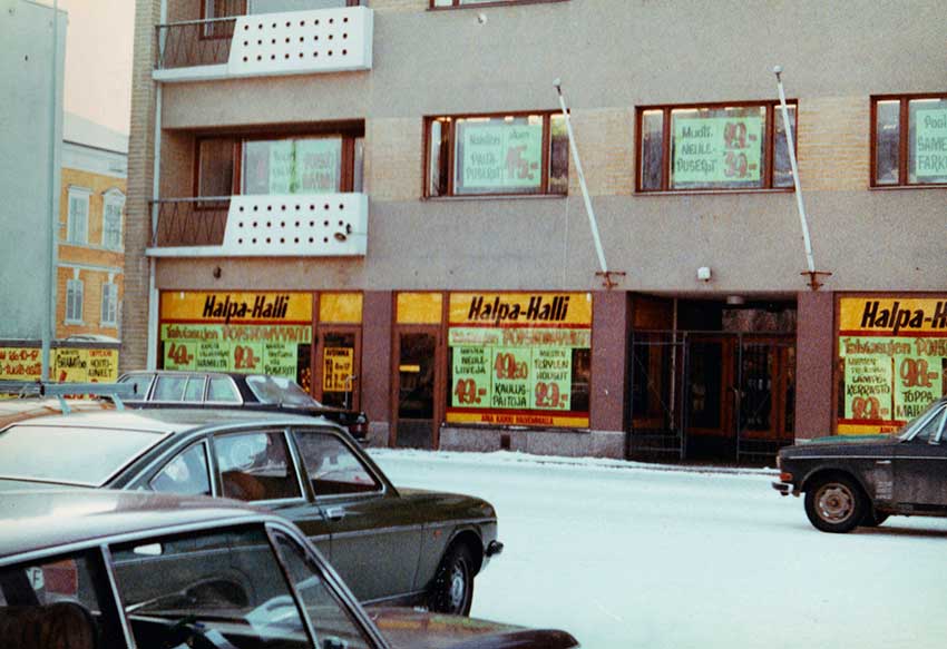 Kokkolan Halpa-Halli Oy:n ensimmäinen myymälä sijaitsi Kokkolan Rantakadulla.
